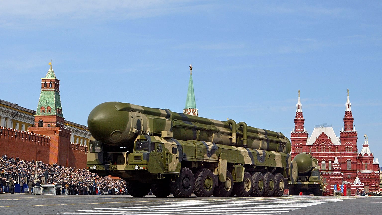 Межконтинентальная баллистическая ракета "Тополь" на параде в Москве 9 мая 2008