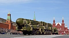 Межконтинентальная баллистическая ракета "Тополь" на параде в Москве 9 мая 2008