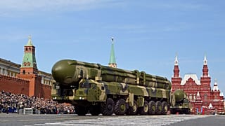 Межконтинентальная баллистическая ракета "Тополь" на параде в Москве 9 мая 2008