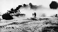 Irak tankları, 22 Ekim 1980'de İran'ın güney batısındaki Karun Nehri'ni geçmeye çalışıyor. Vurulan petrol boru hattından ise dumanlar yükseliyor.