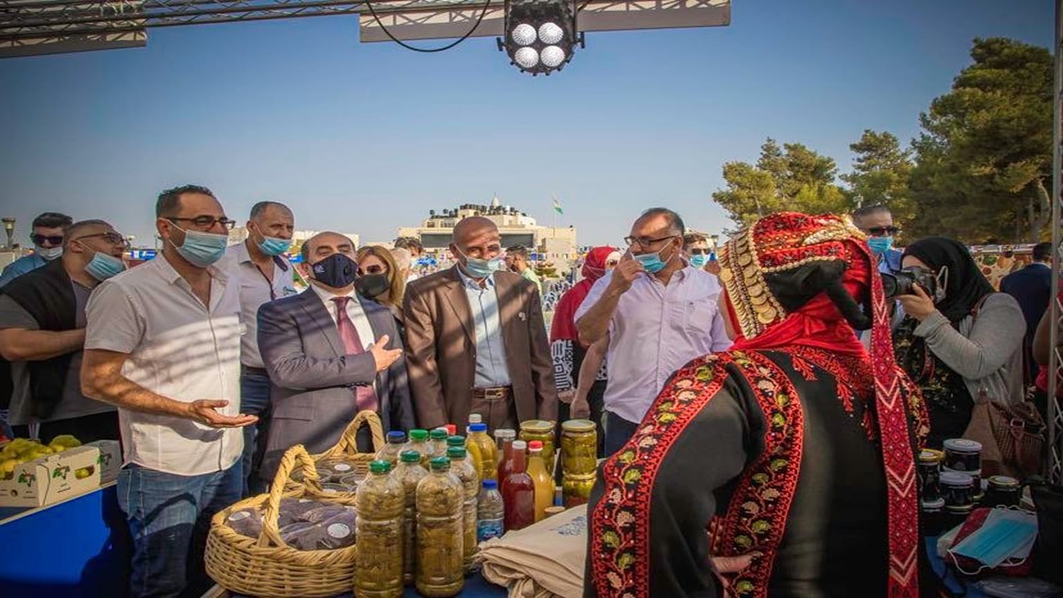 "سوق بلدي" بحديقة الاستقلال في مدينة البيرة/رام الله