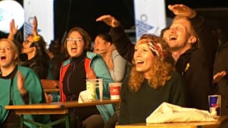 Feiernde Menschen in Wien