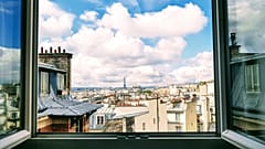 Blick aus dem Fenster auf den Eiffelturm, Paris, Frankreich