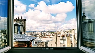 Blick aus dem Fenster auf den Eiffelturm, Paris, Frankreich