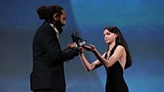 Ismaël El Iraki riceve il premio Orizzonti per la migliore attrice a nome di Khansa Batma
