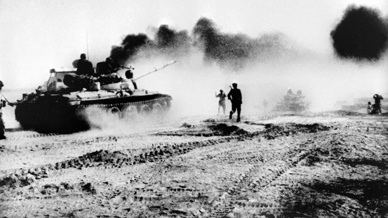 fabbricazione sovietica che cercano di attraversare il fiume Karun, nord-est di Khorramshahr, in Iraq, durante la guerra Iran-Iraq. Dietro, l'oleodotto Abadan in fiamme
