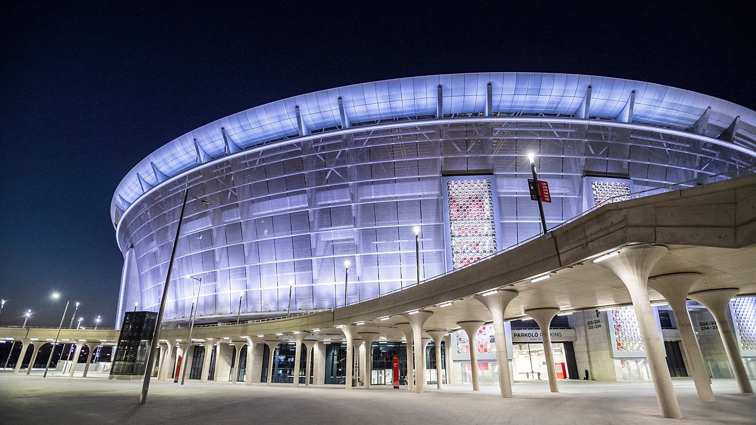 A koronavírus-járvány ellen küzdő egészségügyi dolgozók tiszteletére fehér fénnyel világítják ki a Puskás Ferenc Stadiont 2020. április 4-én.