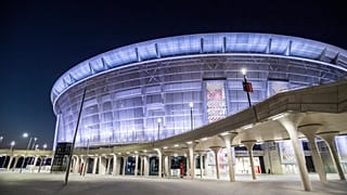 A koronavírus-járvány ellen küzdő egészségügyi dolgozók tiszteletére fehér fénnyel világítják ki a Puskás Ferenc Stadiont 2020. április 4-én.