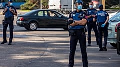 Control de policía en la entrada de una de las zonas restringidas por el coronavirus