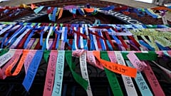 Ленты в память о жертвах пандемии на фасаде собора в Бостоне, 19 мая 2020