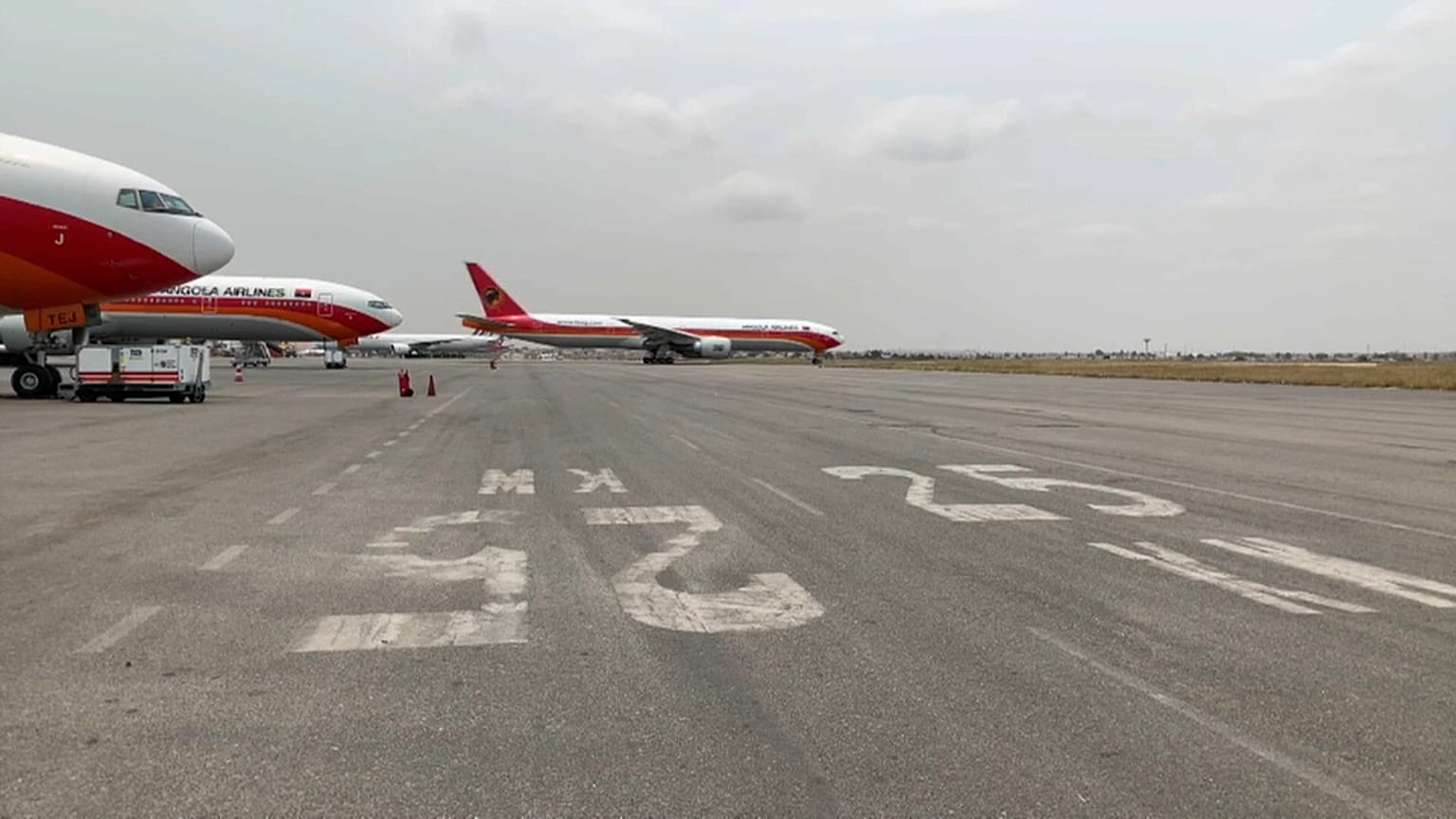 Avião fa TAAG prepara-se para descolar rumo a Lisboa
