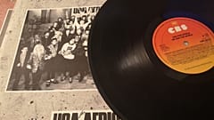 Dünyanın en çok satan single albümü CBS Records imzalı We are The World plağı.