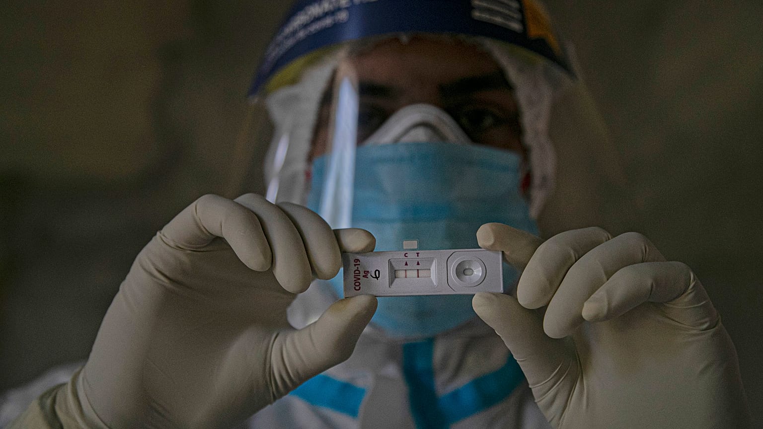 Un sanitario muestra el resultado positivo al coronavirus en Gauhati, India,  18 de septiembre de2020
