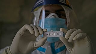 Un sanitario muestra el resultado positivo al coronavirus en Gauhati, India,  18 de septiembre de2020
