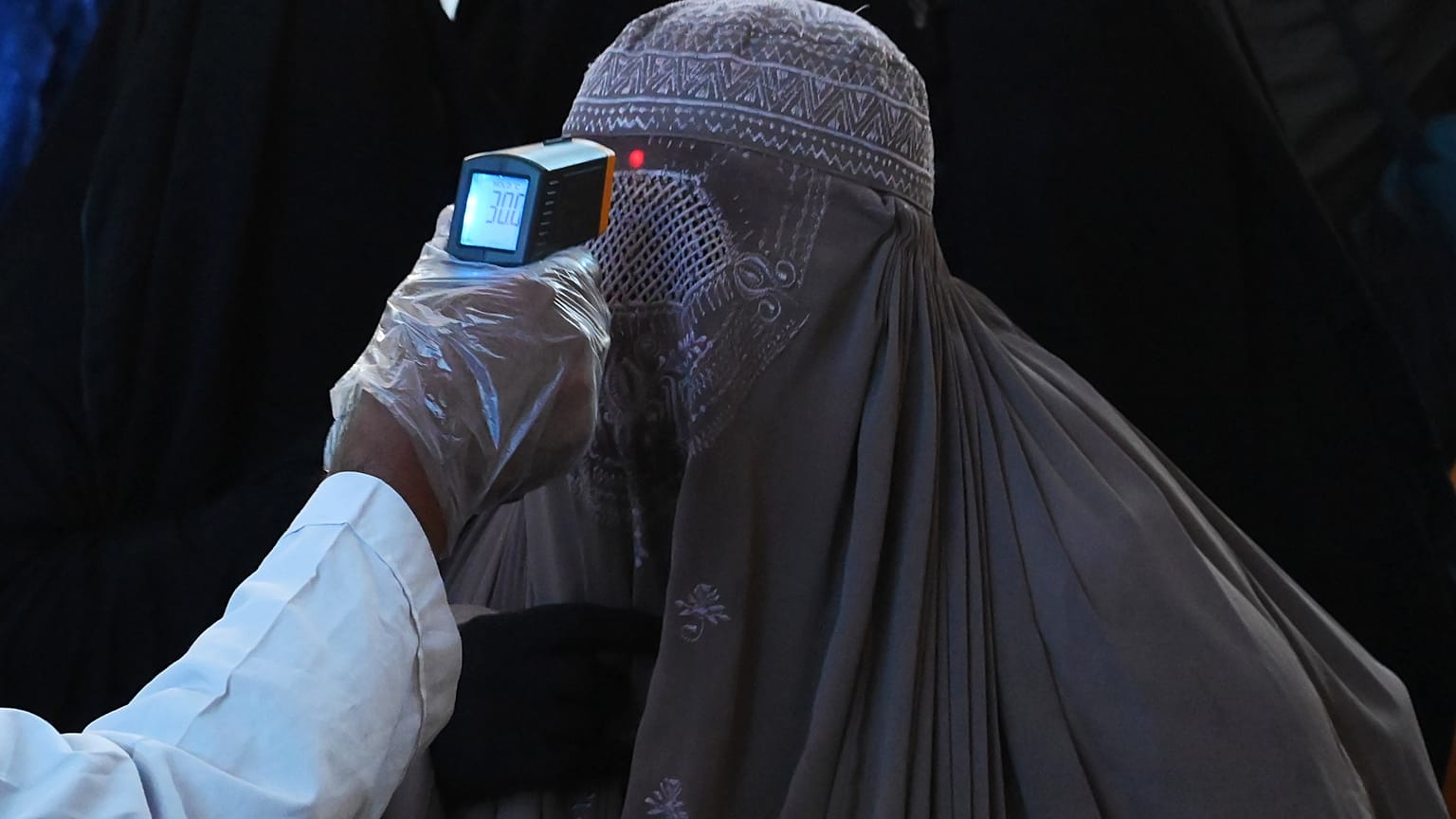 Covid-19 salgınıyla birlikte Avrupa ülkelerinde burka yasağı tekrar tartışmaya açıldı