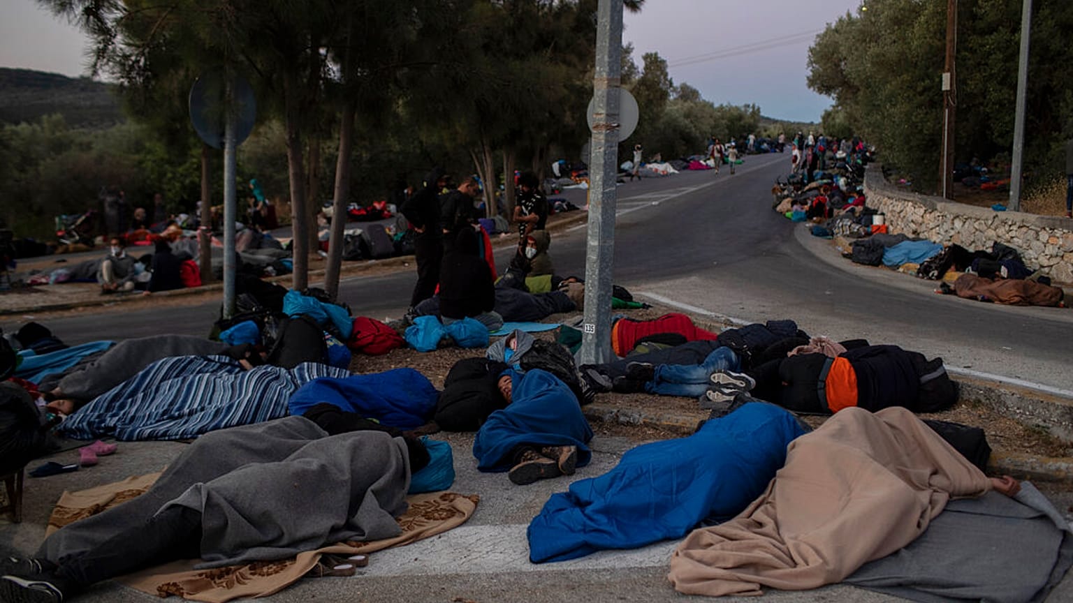 Migrantes en las calles cercanas del campo de refugiados de Moria, en Lesbos, Grecia, tras el incendio