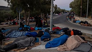 Migrantes en las calles cercanas del campo de refugiados de Moria, en Lesbos, Grecia, tras el incendio