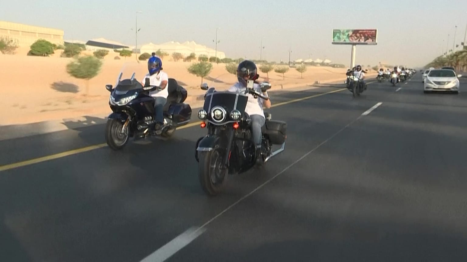 شباب وشابات يحتفلون باليوم الوطني للمملكة العربية السعودية بطريقتهم الخاصة.