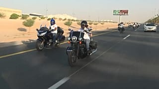 شباب وشابات يحتفلون باليوم الوطني للمملكة العربية السعودية بطريقتهم الخاصة.