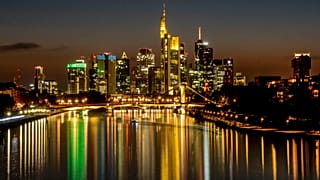 Die deutsche Finanzmetrole Frankfurt bei Nacht