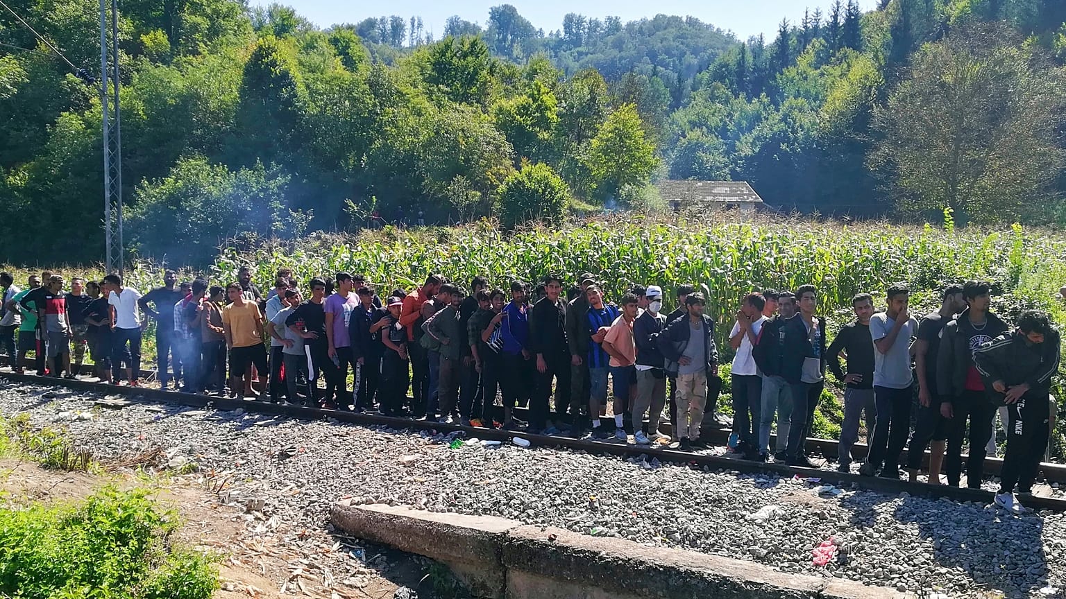 Menekültek várakoznak a Vörös kereszt ételosztásán Boszniában