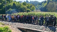 Menekültek várakoznak a Vörös kereszt ételosztásán Boszniában