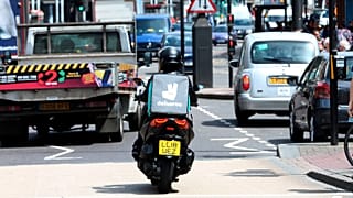 En esta foto de archivo con fecha del viernes 15 de junio de 2018, se ve a un conductor de Deliveroo en el tráfico del norte de Londres.