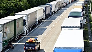 Archives : des camions bloqué sur l'autoroute M20 dans le Kent, le 1er juillet 2015