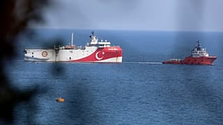 Akdeniz'de araştırma yapan Oruç Reis gemisi