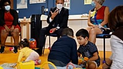 Emmanuel Macron avec des enfants