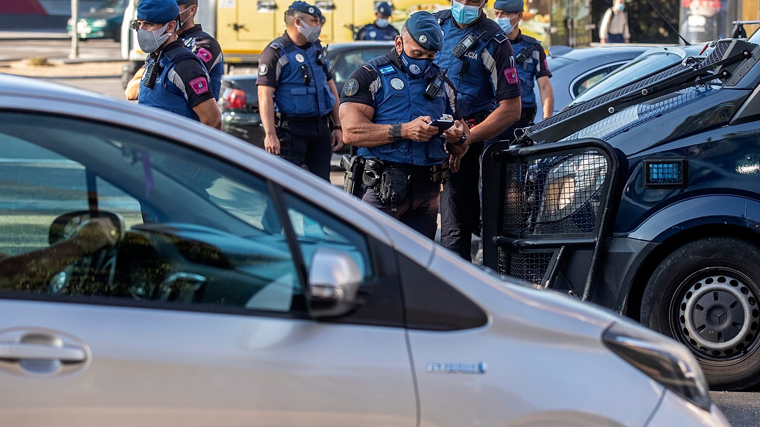 Polícia em posto de controlo em Madrid