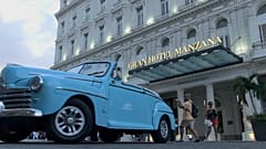 Imagen de archivo de un vehículo ante el Gran Hotel Manzana Kempinski de La Habana