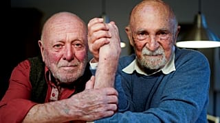 Le sculpteur et dessinateur Koenraad Tinel (à gauche) et l''avocat et pianiste belge à la retraite Simon Gronowski (à droite) pose lors d'une interview le 24 février 2020