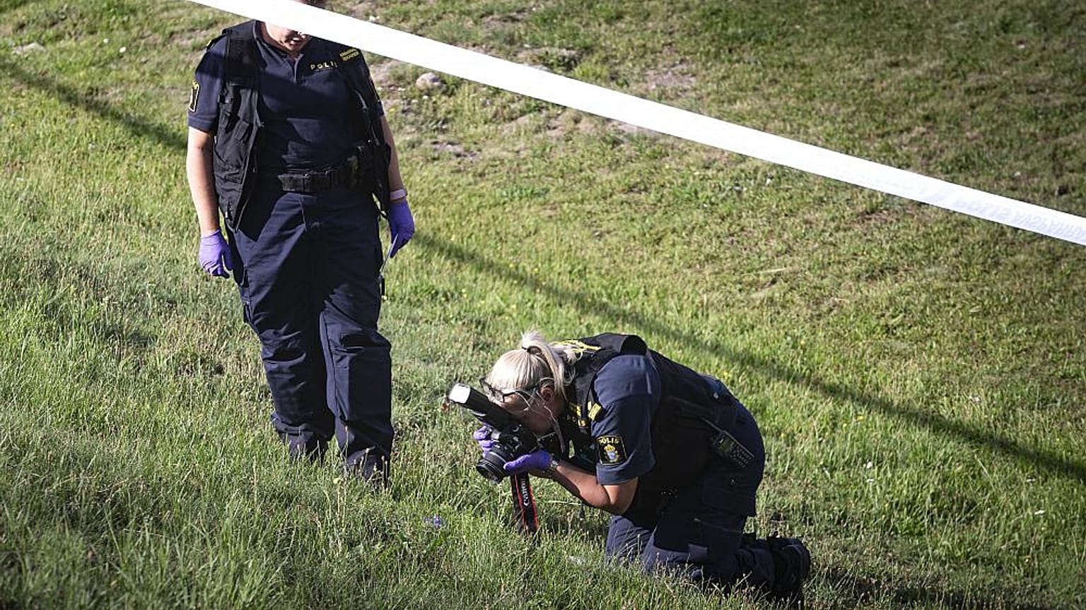 Los forenses trabajan cerca de una gasolinera en Botkyrka, Suecia, donde una chica fue asesinada el 2 de agosto de 2020. 