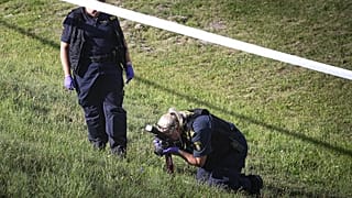Los forenses trabajan cerca de una gasolinera en Botkyrka, Suecia, donde una chica fue asesinada el 2 de agosto de 2020.