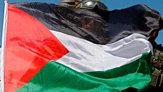 سربازان اسرائیلی پشت پرچم فلسطین