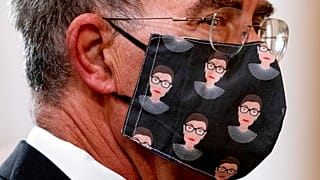 La mascarilla con la efigie de la fallecida Ruth Bader Ginsburg causa furor en EEUU.