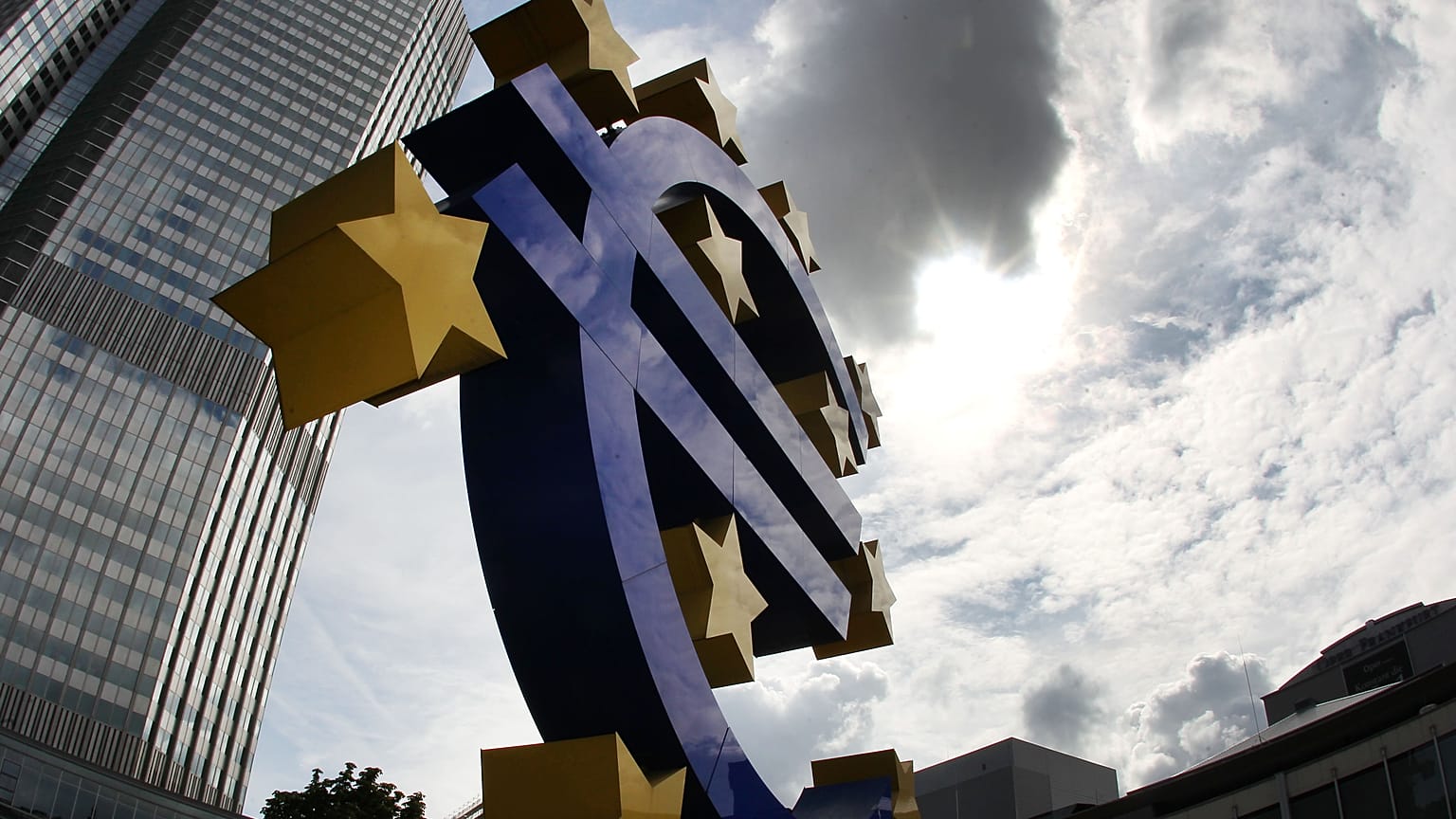 Foto de arquivo mostra a escultura do euro em frente à sede do Banco Central Europeu, BCE, em Frankfurt, Alemanha.