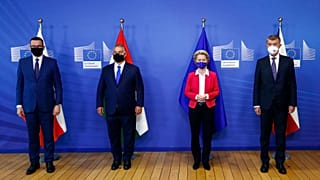 Les premiers ministres polonais, hongrois et tchèque du groupe de Visegrad rencontrent la présidente de la Commission européenne pour une réunion sur les questions migratoires