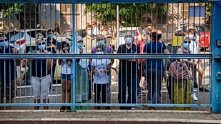 Des familles devant le lycée Giovanni Battista Morgagni à Rome, Italie le 14 septembre 2020