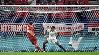 Lewandowski gólját a játékvezető les miatt nem adta meg