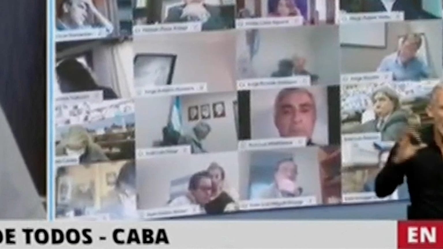 En el centro, abajo, el diputado Juan Emilio Ameri, apoya su cabeza sobre el pecho de su pareja