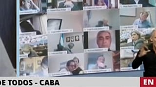 En el centro, abajo, el diputado Juan Emilio Ameri, apoya su cabeza sobre el pecho de su pareja