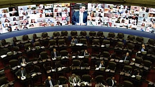 L'écran panoramique installé au Parlement argentin à cause de la pandémie de Covid-19 - Buenos Aires, le 13 mai 2020