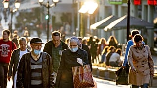 Прохожие на одной из центральных московских улиц.