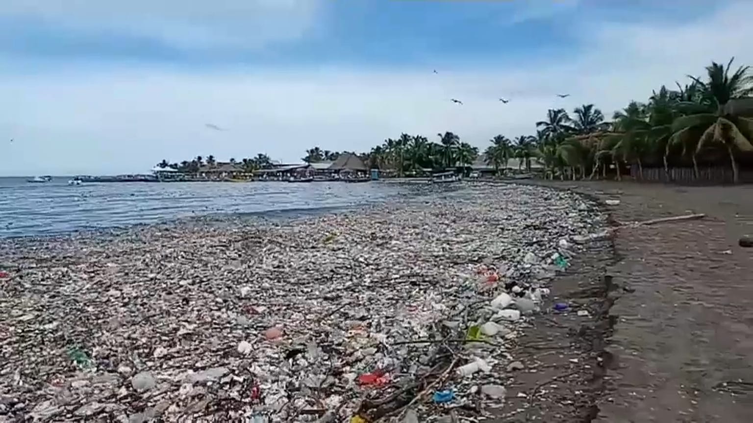 Playa cubierta de basura en la costa de Honduras