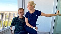 Alekszej Navalnij, és felesége, Júlia a berlini kórház erkélyén, 2020. szeptember 21-én