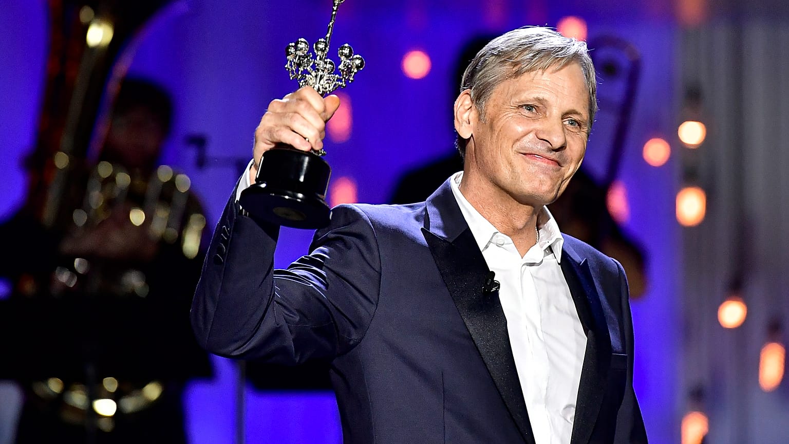 El actor estadounidense Viggo Mortensen recibiendo el Premio Donostia. El 24 de septiembre de 2020.