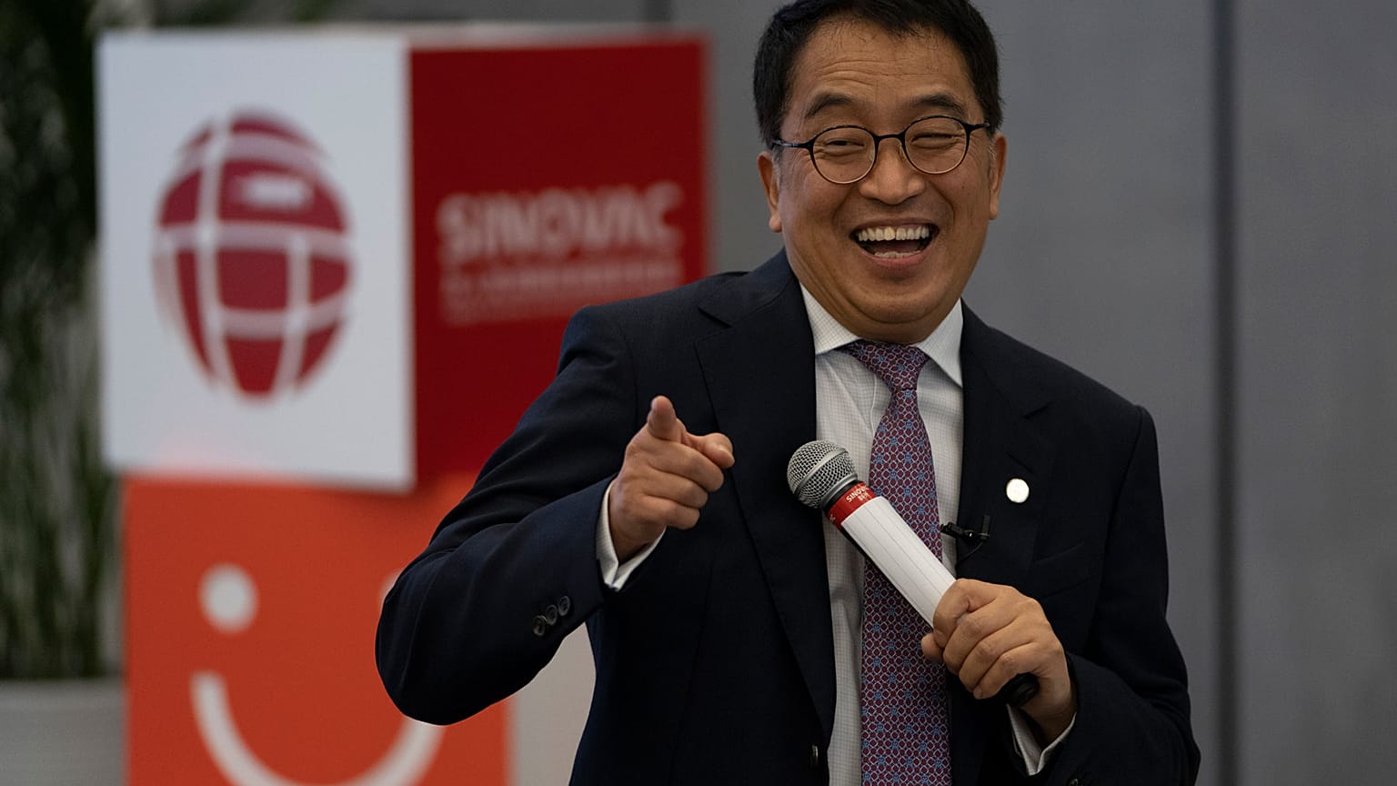 Yin Weidong, CEO della società farmaceutica cinese SinoVac, durante una visita ad una fabbrica di vaccini a Beijing il 24 settembre 2020.