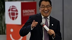 Yin Weidong, CEO della società farmaceutica cinese SinoVac, durante una visita ad una fabbrica di vaccini a Beijing il 24 settembre 2020.